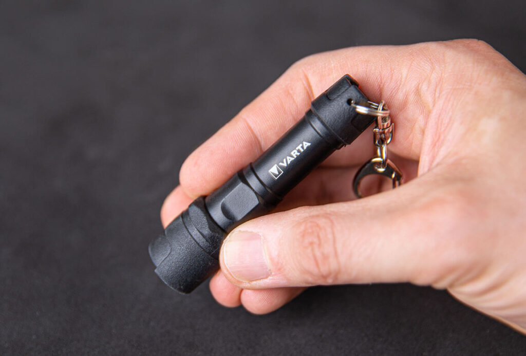 Größenvergleich des indestructible key chain light von Varta