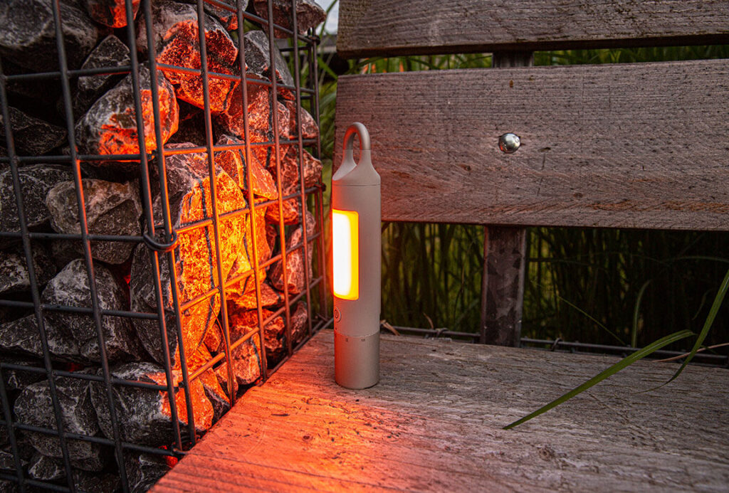 Das Hoto Flashlight Duo mit orangem Seitenlicht