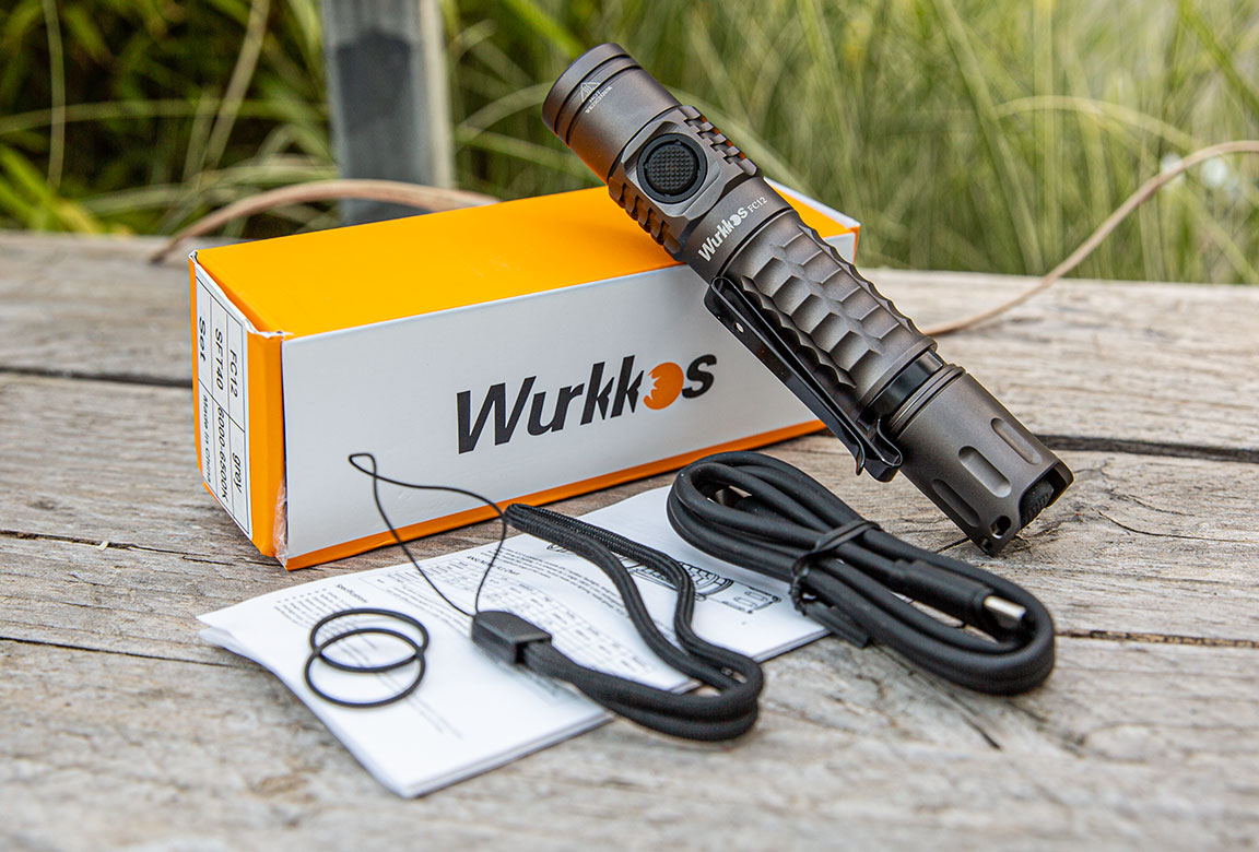 Der Lieferumfang der Wurkkos FC12 mit Ladekabel, Lanyard und O-Ringen