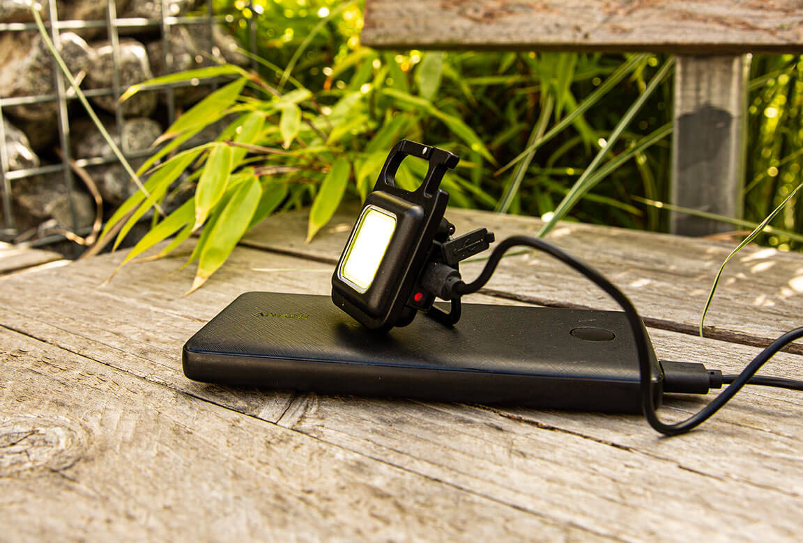 Bild der Mini COB LED Taschenleuchte mit angeschlossener Powerbank