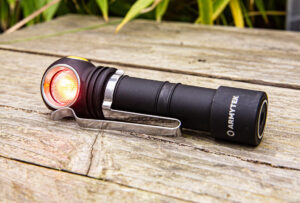 Das Rotlicht der Armytek Wizard C2 erhält die Nachtsichtfähigkeit des Trägers.