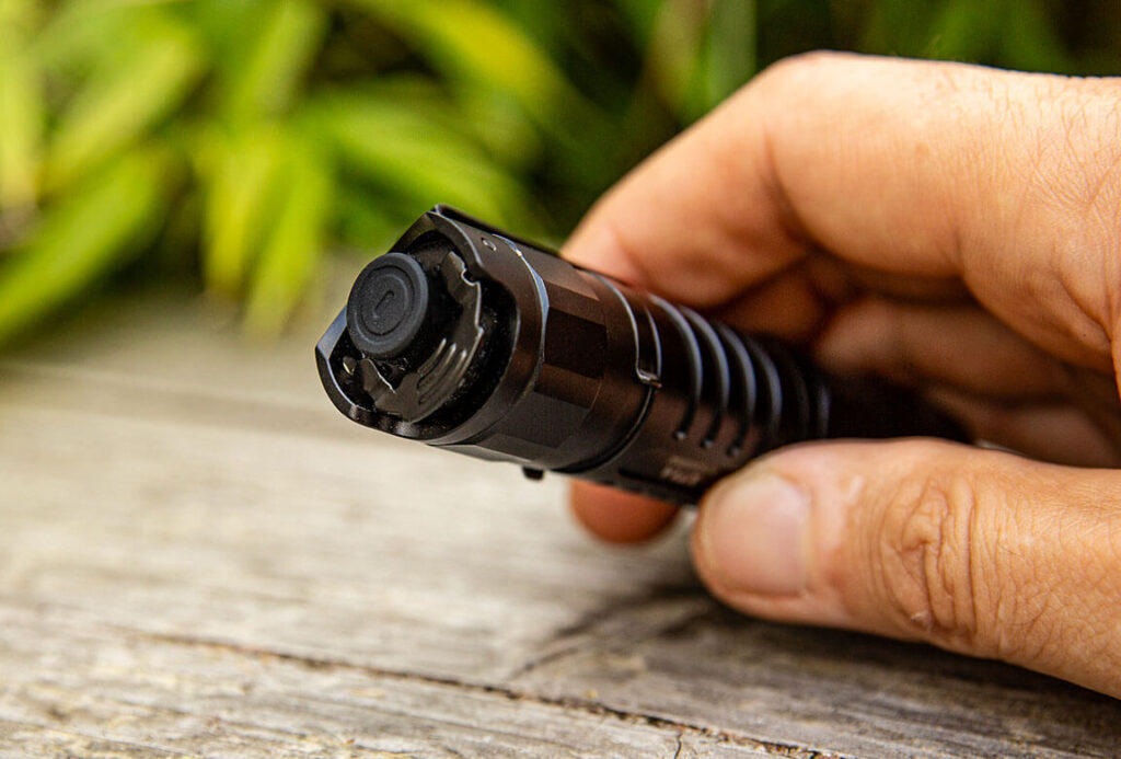 Die Klarus XT1A wird mittels zweier Hecktaster bedient.