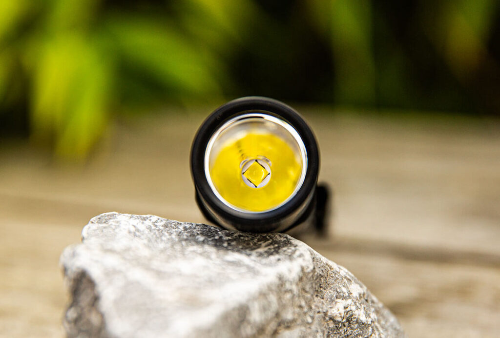 Die Klarus XT1A besitzt einen recht tiefen, glatten Reflektor.