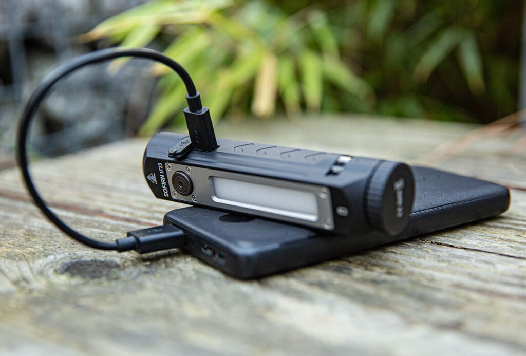 Die IF23 kann intern über den USB Typ-C Port geladen werden.