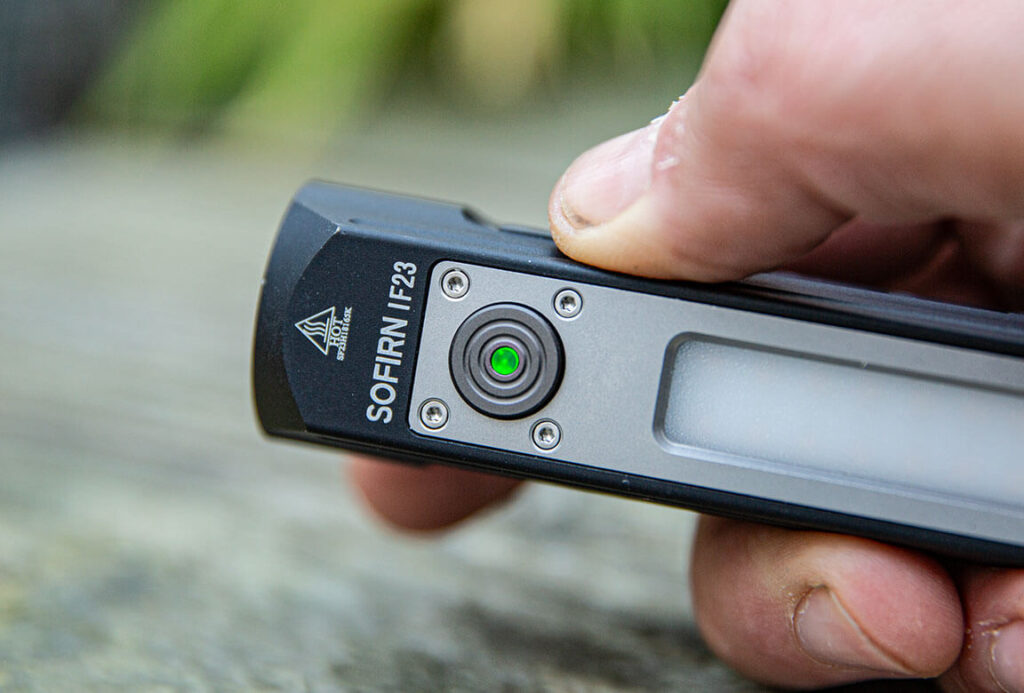 Der Power-Button der IF23 zeigt den Ladestand des Akkus an.