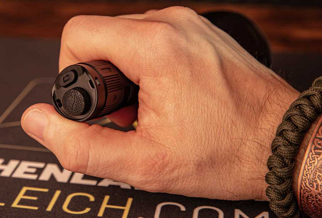 Die Fenix HT18R wird über einen Powerbutton und einen Modusbutton am Heck der Lampe bedient.