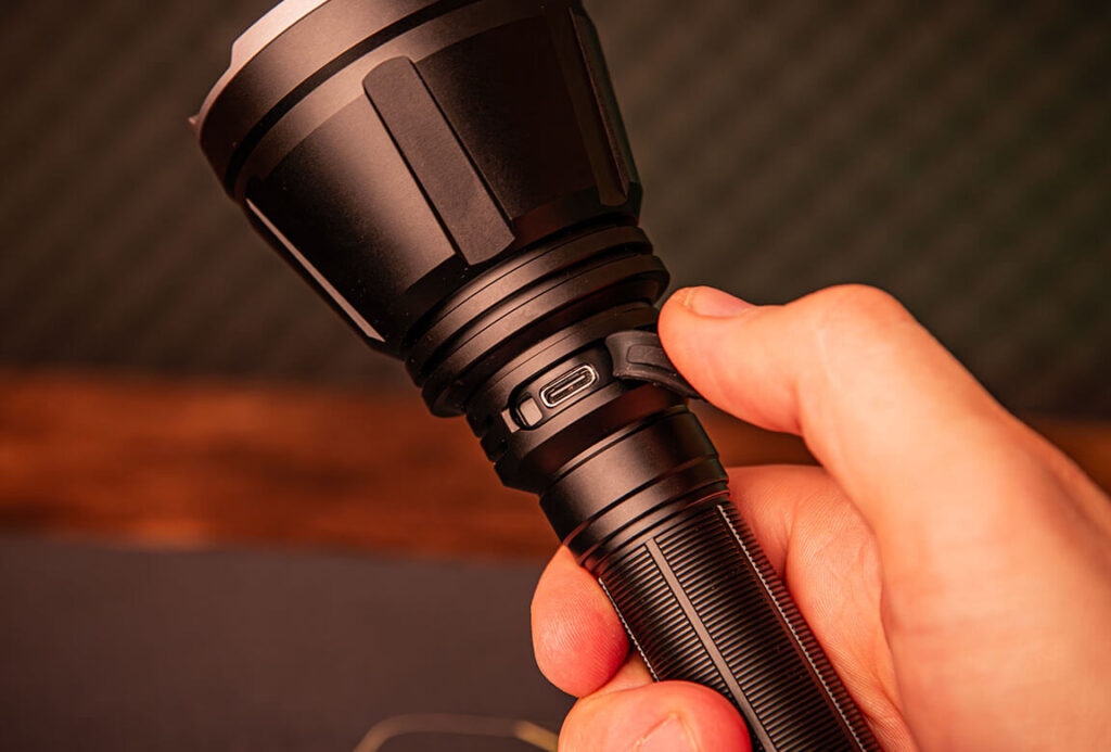 Die Fenix HT18R kann intern über einen USB Typ-C Ladeport aufgeladen werden