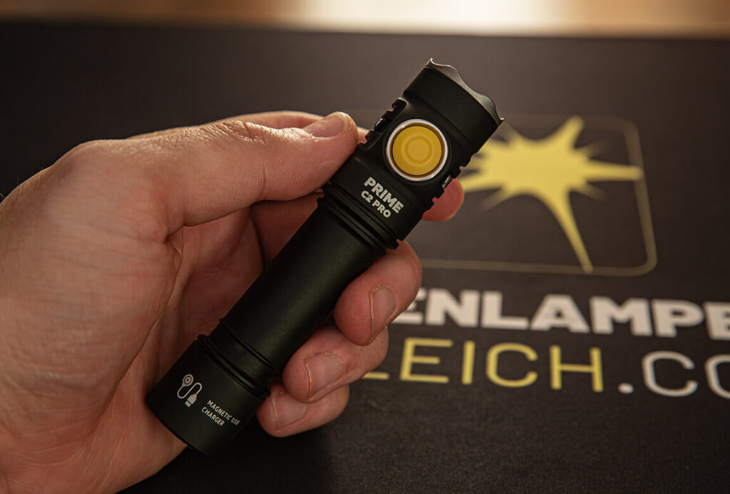 Die Bedienung der Armytek Prime C2 Pro ist dank des gut dosierbaren Powerbuttons recht einfach.
