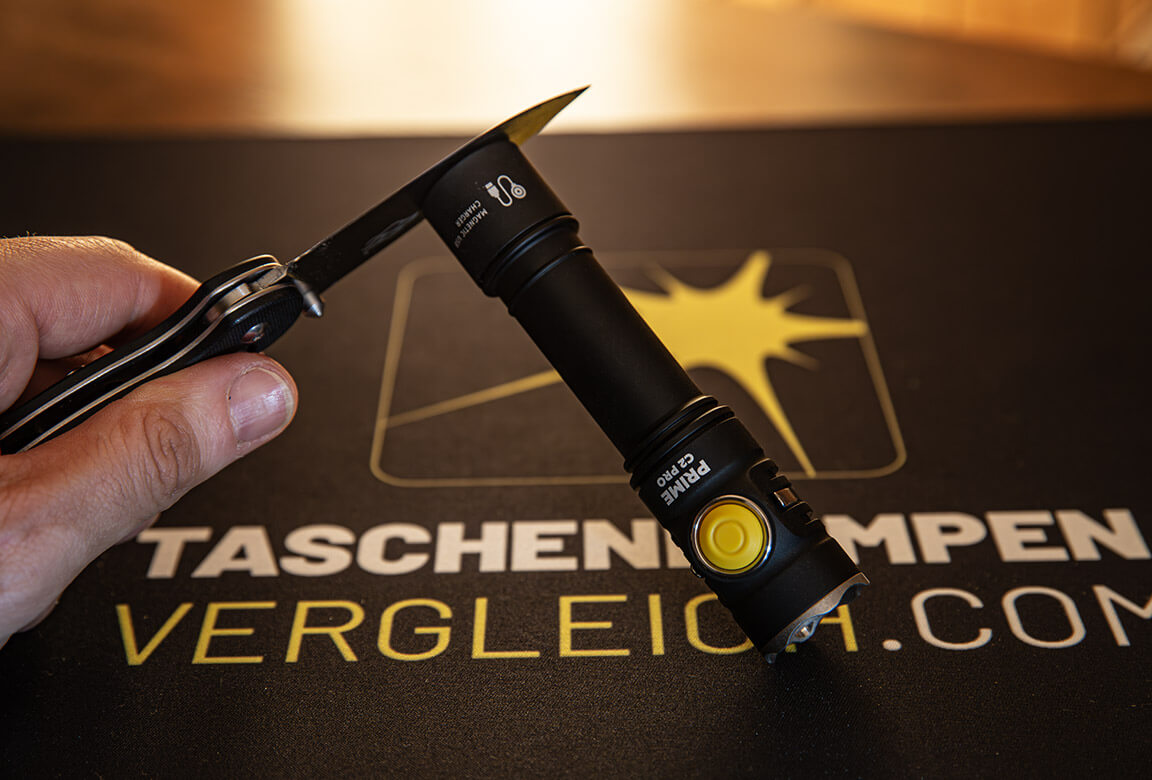 Dank des magnetischen Hecks kann die Armytek Prime C2 Pro an metallischen Oberflächen befestigt werden.