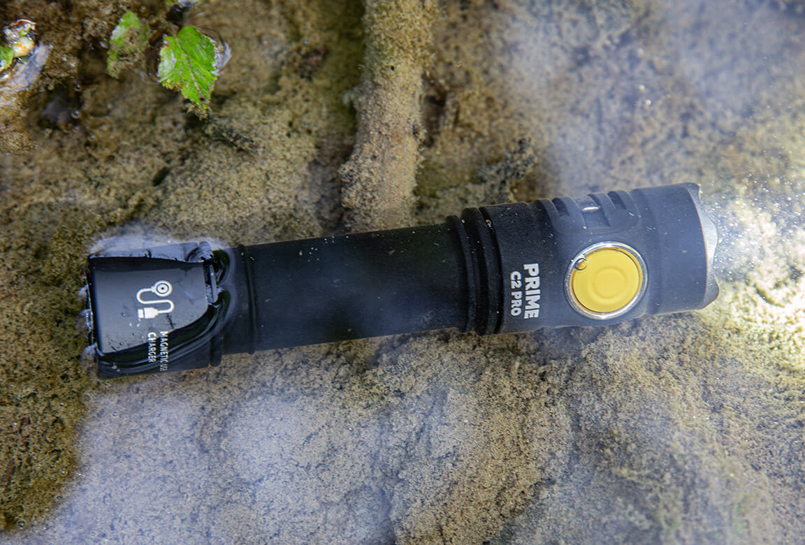 Die Armytek Prime C2 Pro ist staub- und wasserdicht nach IP68