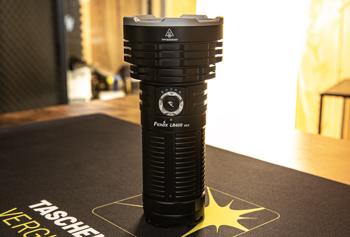 Die LR40R V2 von Fenix ist ein guter Handscheinwerfer.