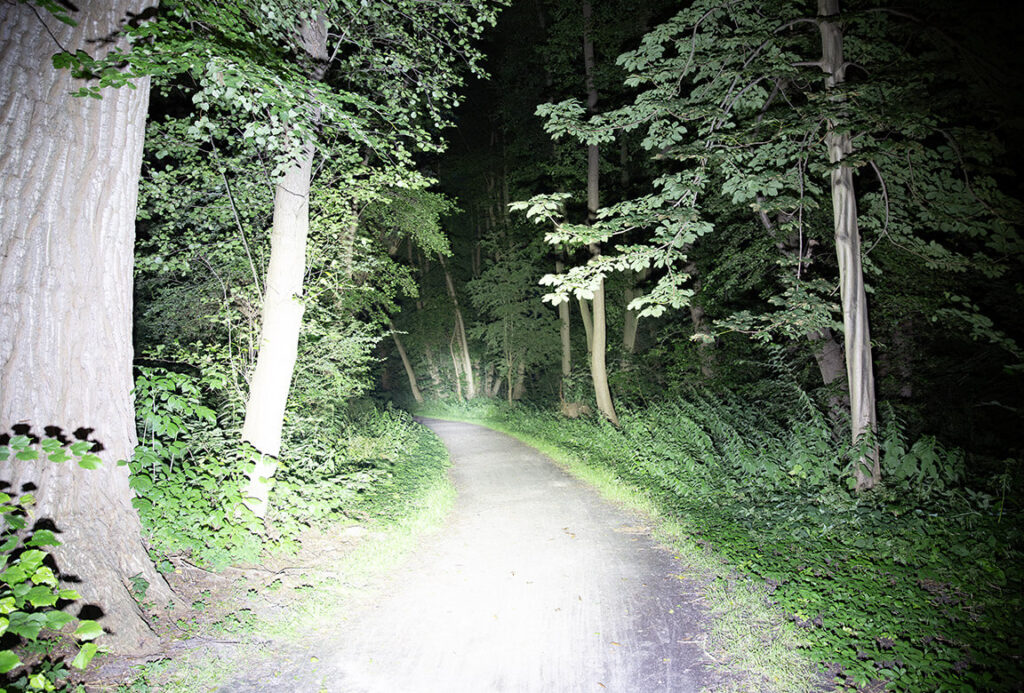Die maximalen 15.000 Lumen der LR40R V2 machen die Nacht zum Tage.