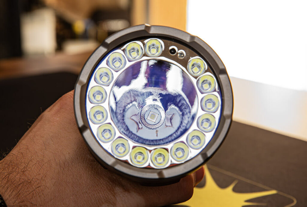 Die Flutlicht-LEDs sitzen in relativ flachen Glattreflektoren, die Spot-LED hat einen sehr großen und tiefen Reflektor.