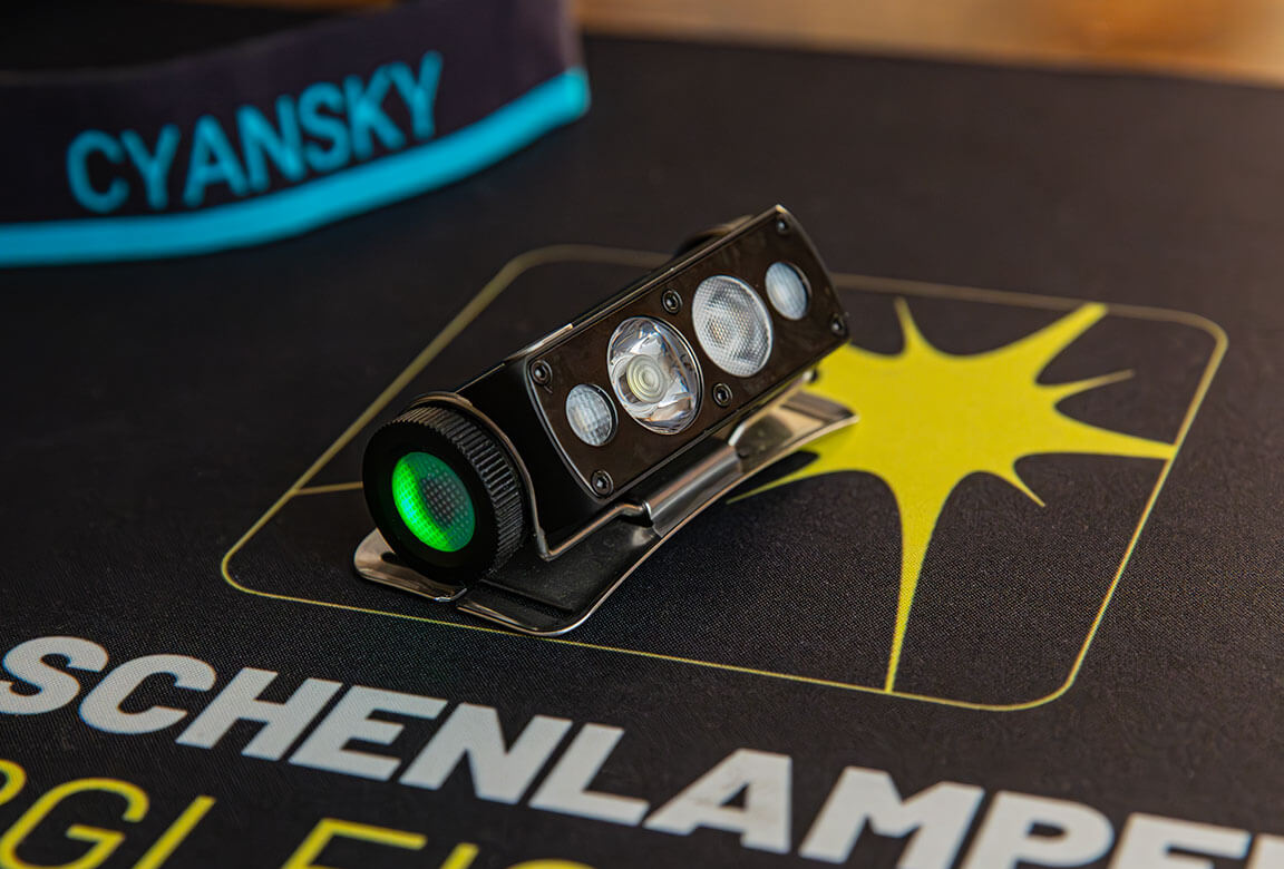 Der Powerbutton der Cyansky HS6R dient auch als Ladestandsanzeige.