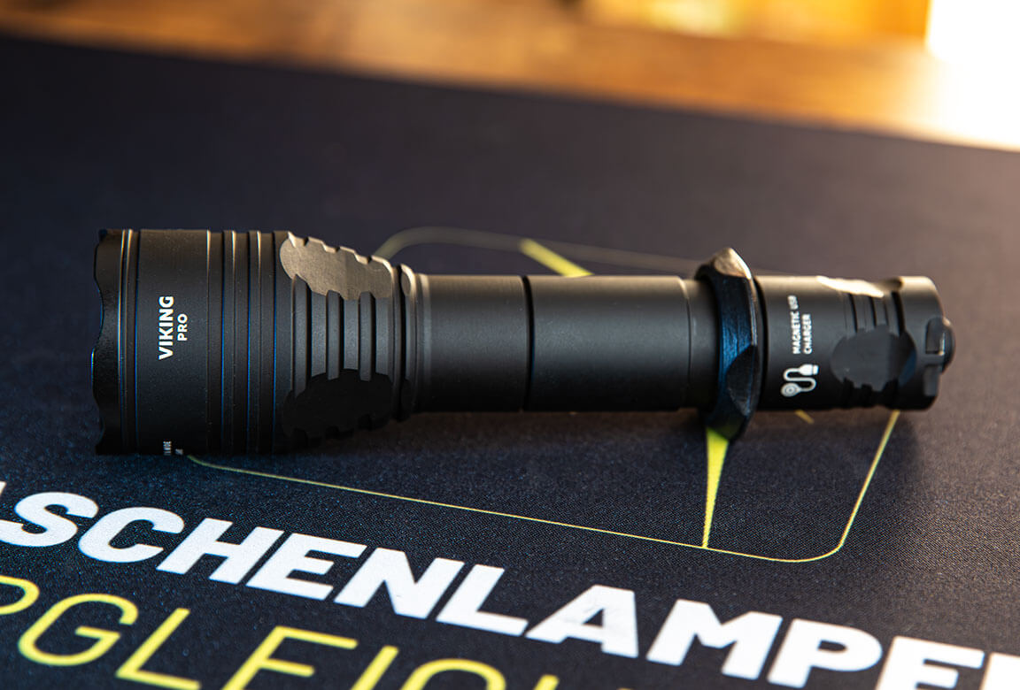 Die Viking Pro von Armytek ist eine extrem empfehlenswerte, taktische Taschenlampe.
