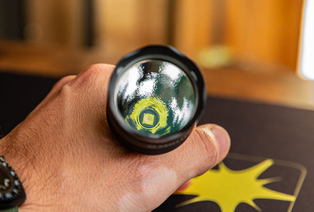 Die LED der Armytek Viking Pro hat einen Dome und einen Orange peel Reflektor und ist daher spürbar flutig unterwegs.