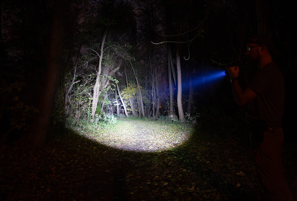 Die Armytek Predator Pro hat mehr Reichweite, aber einen noch kleineren Lichtkegel