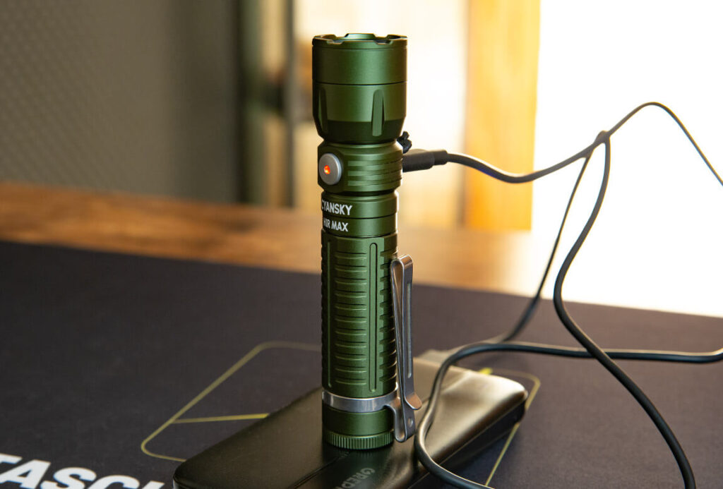 Die Cyansky H1R Max wird einfach per USB Typ-Kabel aufgeladen