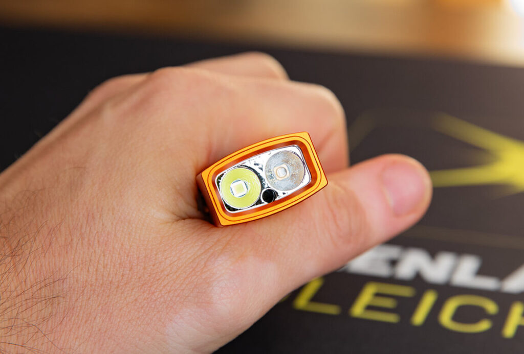 Im Lampenkopf findet ihr neben der Weiß-Licht-LED auch den Laser und die UV-LED