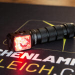 Die Sofirn HS42 ist eine interessante Winkellampe mit Rotlicht